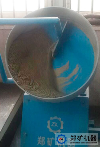 試驗制粒機造粒過程.png 試驗制粒機造粒過程.png